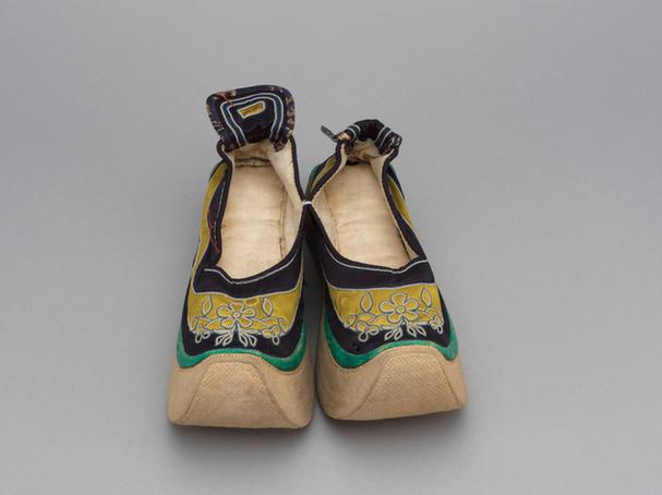 黄色缎缉线绣花卉纹皂鞋