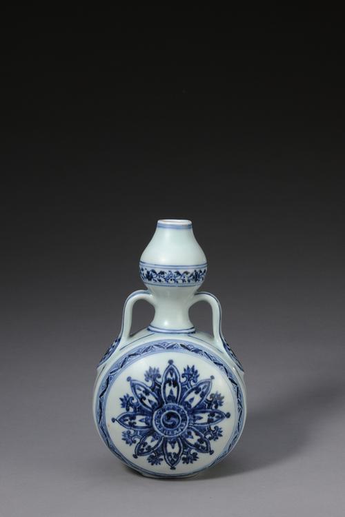 青花轮花纹绶带耳葫芦扁瓶