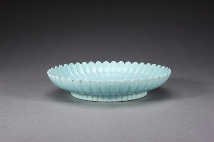 雍正款湖绿釉菊瓣盘