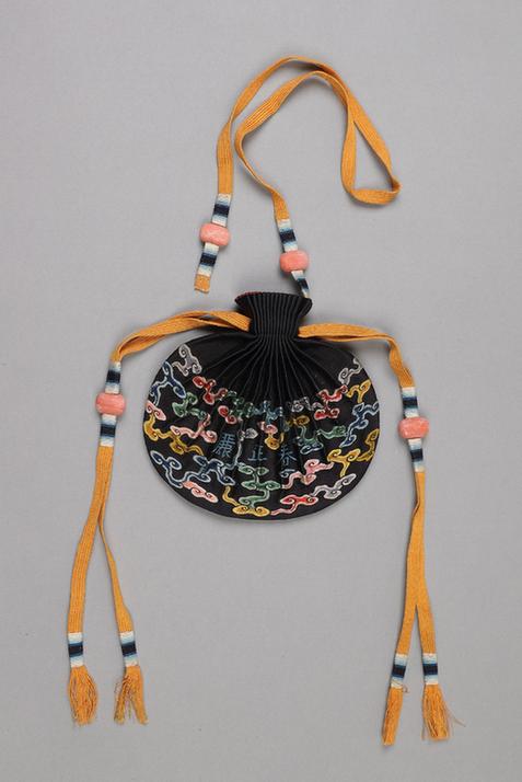 青色缎绣云松纹椭圆荷包