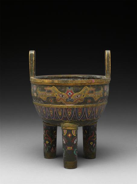 乾隆款掐丝珐琅兽面蕉叶纹朝天耳三足鼎式炉