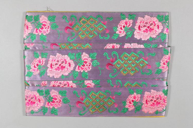 雪灰色缎地盘肠牡丹纹绦