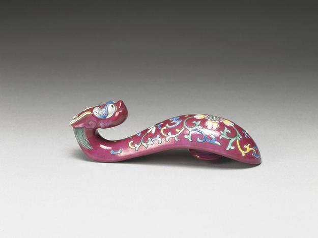 龙首描金粉彩万寿花卉带钩