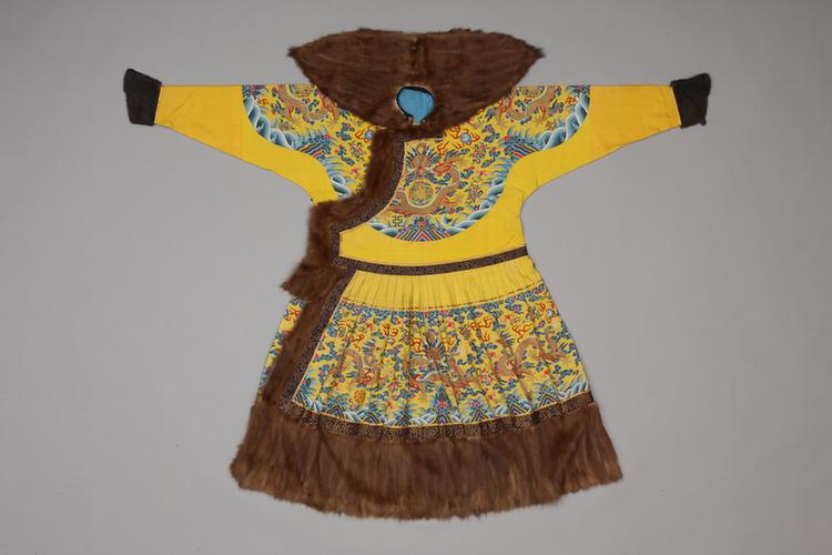 明黄色缂丝彩云金龙纹貂肷边男夹朝袍