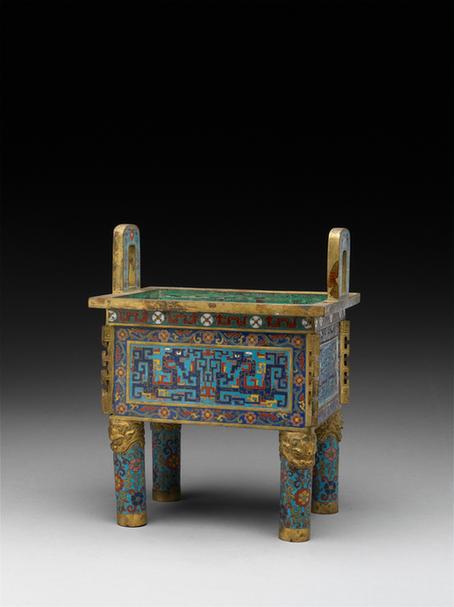 掐丝珐琅方夔纹出戟双耳四足炉