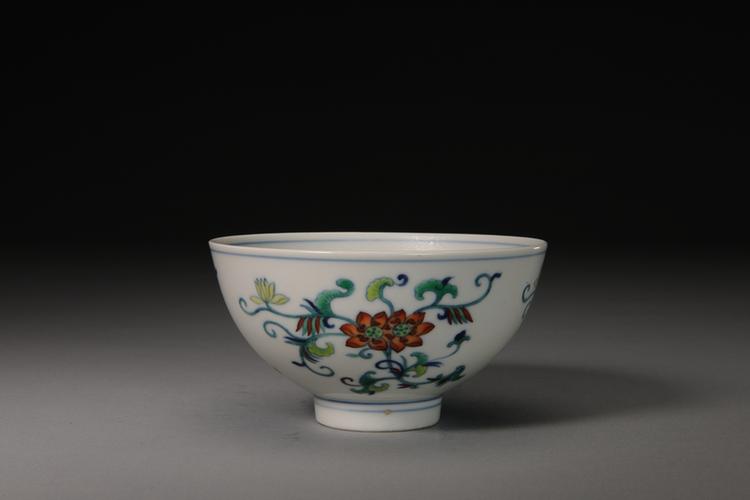 乾隆款斗彩折枝莲纹碗