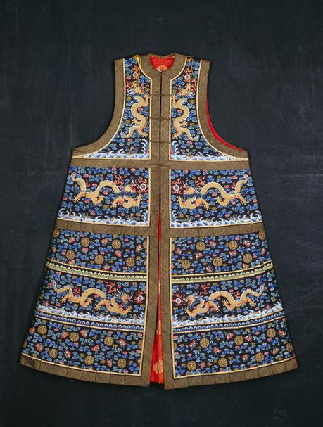 石青色绸绣彩云蝠寿金龙纹棉朝褂