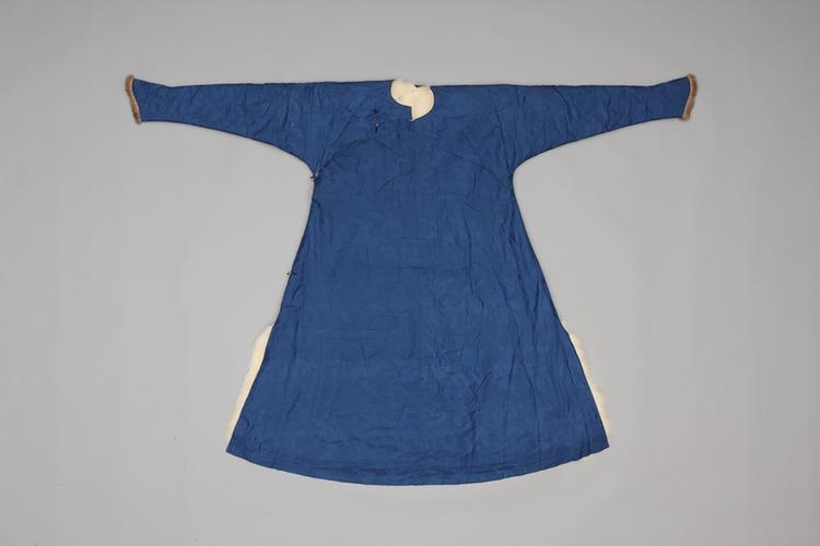 蓝色云龙纹暗花绸白狐皮袍