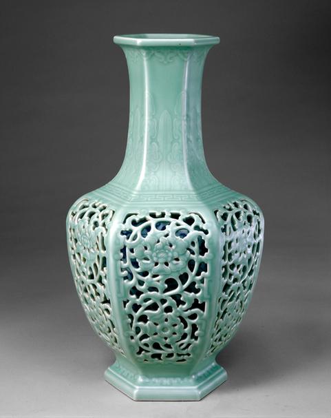 青釉六方镂空套瓶