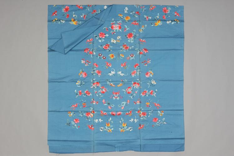 月白色绸绣蝠寿花卉纹袍料