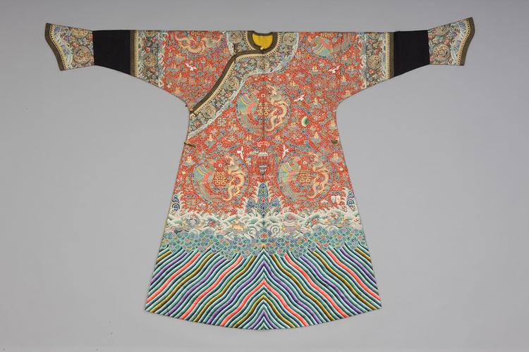 大红色绸绣八团龙凤双喜棉袍