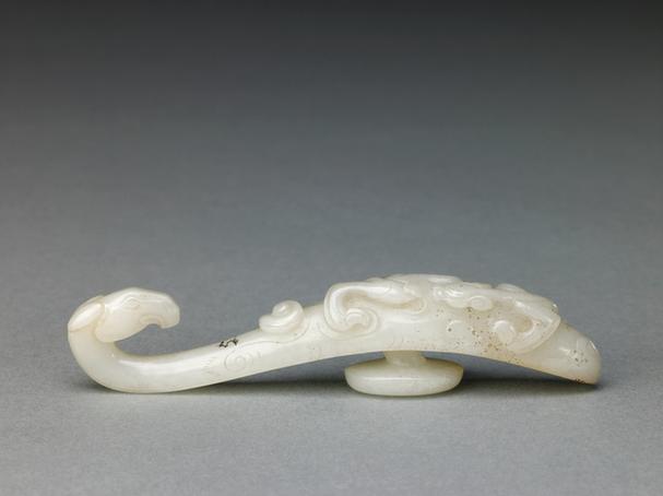 白玉浮雕螭纹马首带钩