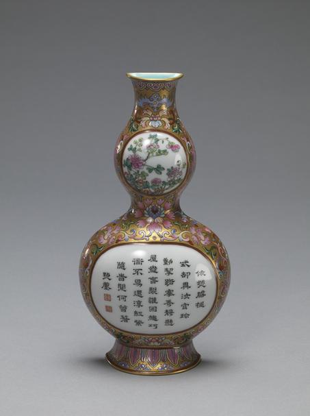 乾隆款金地粉彩开光诗句花卉纹壁瓶