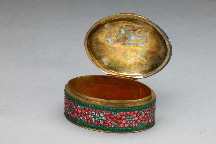 铜镶玻璃嵌珠椭圆盒