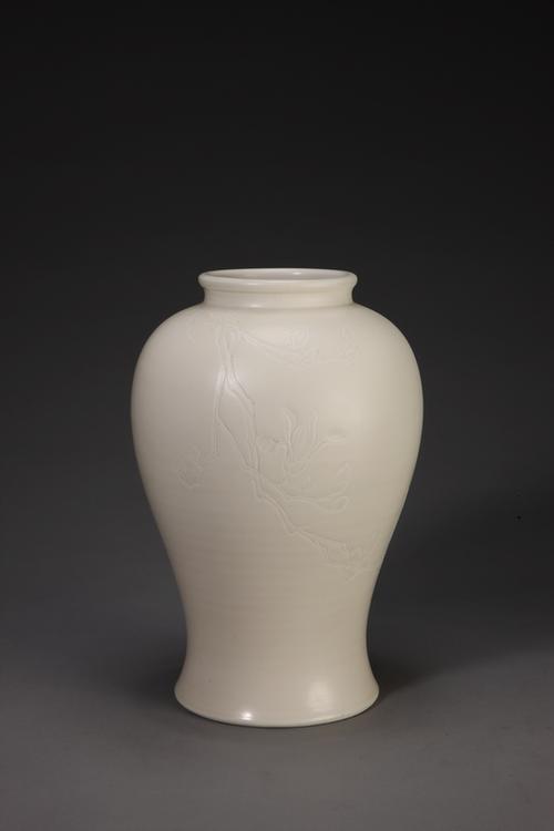 德化窑白釉刻花玉兰纹尊