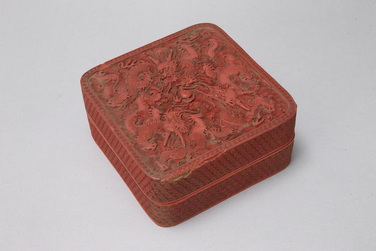 剔红三龙戏珠纹方盒
