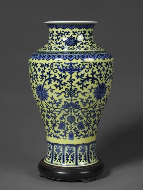 乾隆款黄地青花缠枝莲纹尊