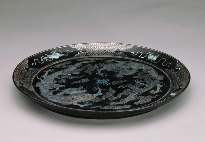 黑漆嵌螺钿云龙纹圆盘