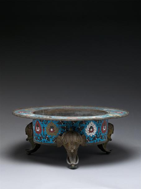 掐丝珐琅勾莲纹象首三足炉