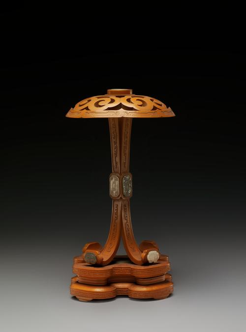 文竹夔凤纹委角座冠架