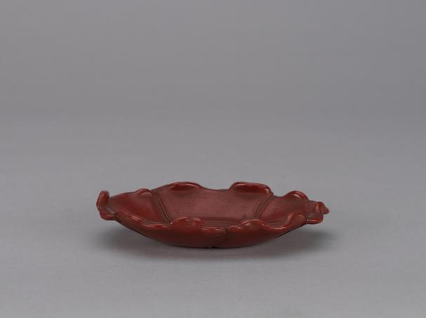 剔红荷叶纹荷叶式盘