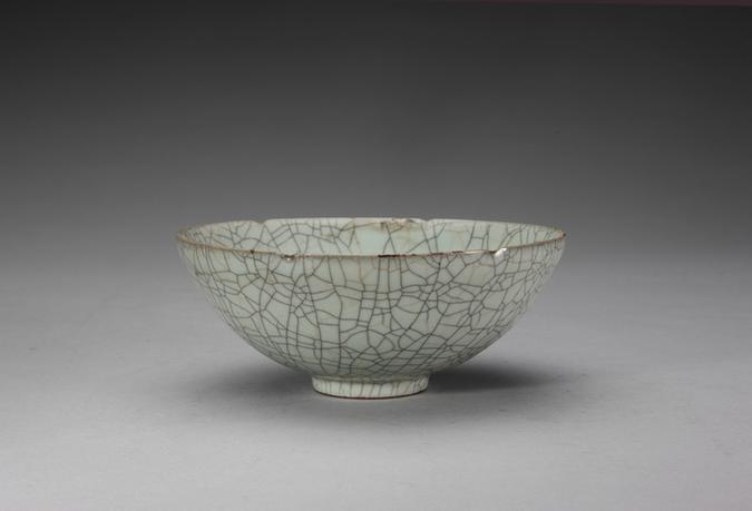 哥窑青灰釉葵口碗