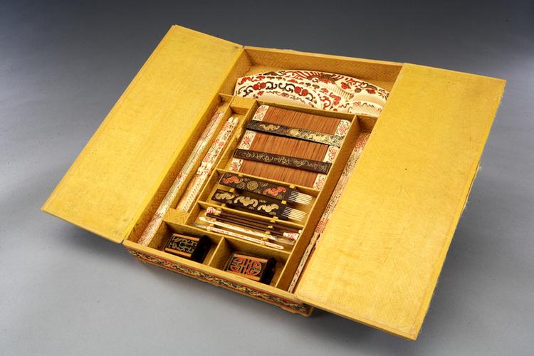 描金带彩象牙什锦梳具