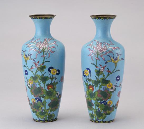 蓝地菊花纹七宝烧撇口瓶