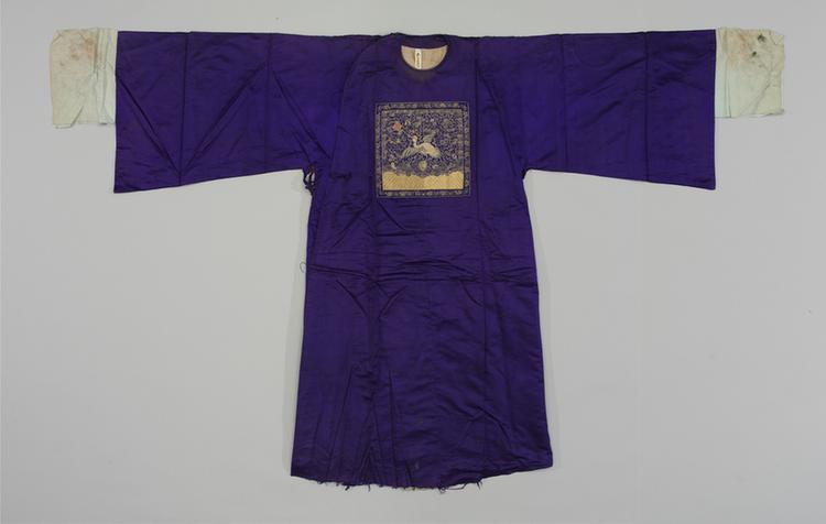 藕荷色素缎缀平金绣云鹤纹方补男官衣