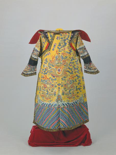 明黄色缂丝彩云蝠金龙纹女棉朝袍