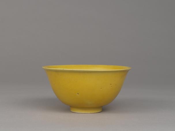 万历款黄釉暗划云龙纹碗