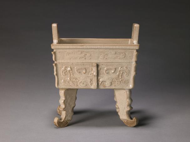 宜兴窑仿哥釉刻饕餮纹双耳四足鼎