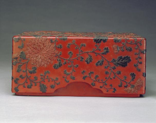 堆彩缠枝菊花纹长方盒