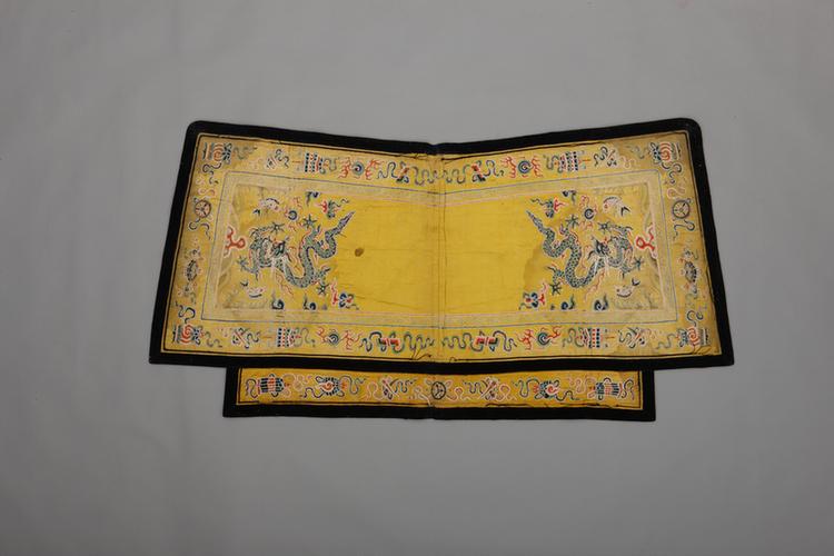 黄色缎平金暗八宝纹鞍韂