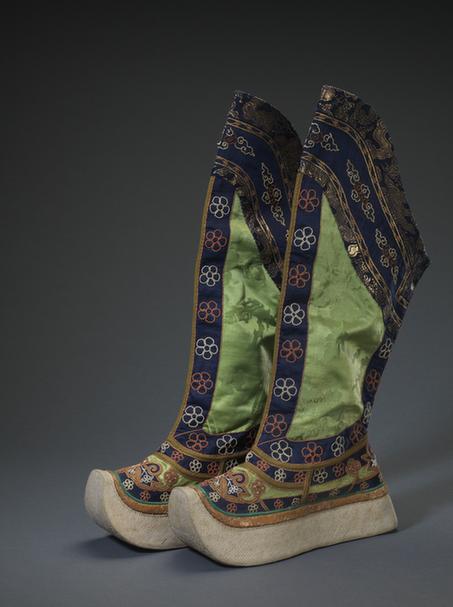 绿色缎嵌米珠皂靴