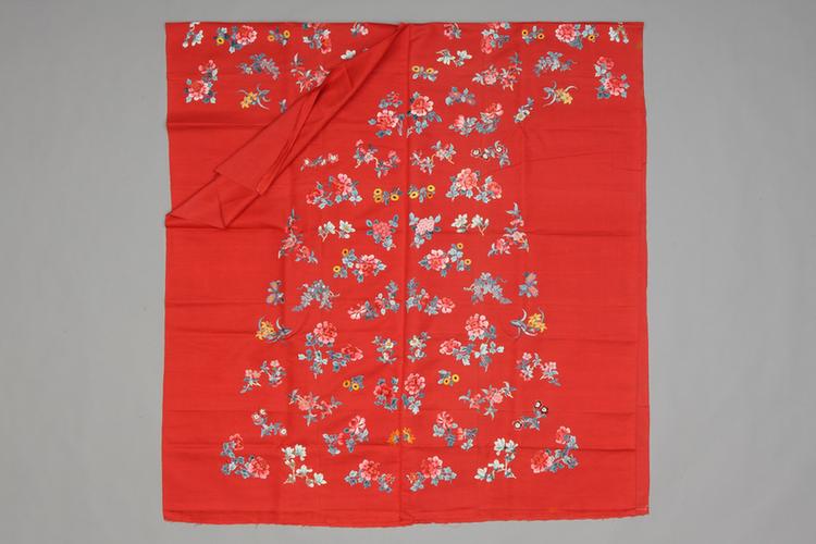 桃红色绸绣花卉纹袍料