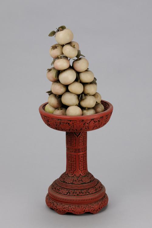 剔红勾莲八宝纹供盘