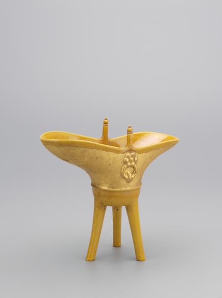 乾隆款黄釉涂金爵