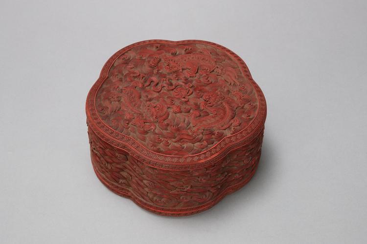 剔红三狮戏球图梅花式盒