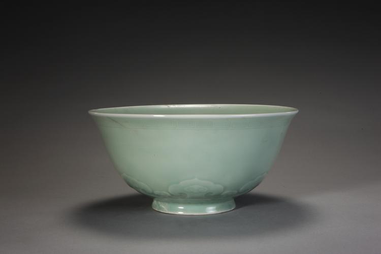 雍正款冬青釉凸云头花纹碗