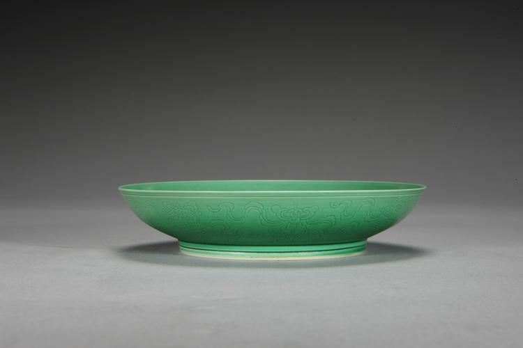 雍正款瓜皮绿釉暗划龙凤团寿外八吉祥纹盘