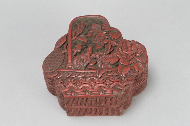 剔红花鸟图花篮式盒