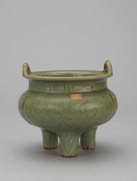 龙泉窑青釉刻花三足炉