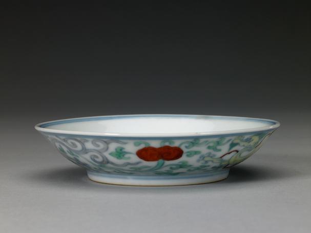 康熙款斗彩双螭莲花纹小碟