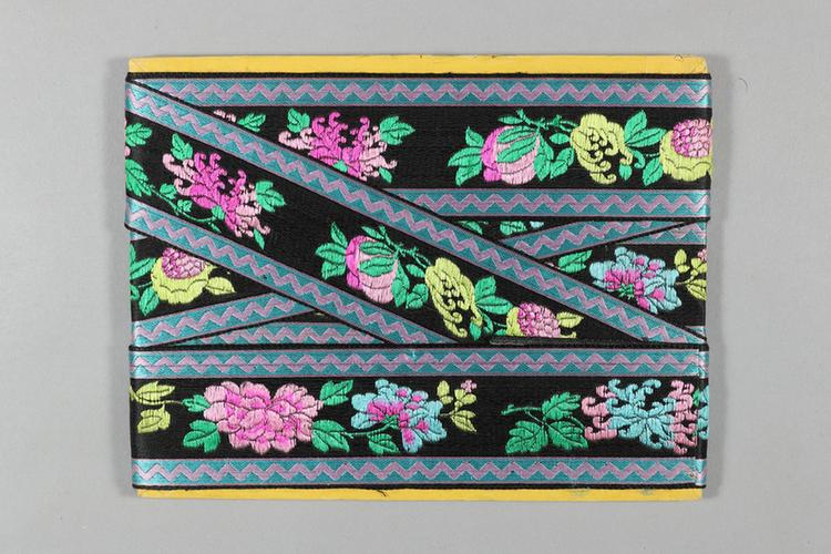 元青色缎地牡丹菊三多纹绦