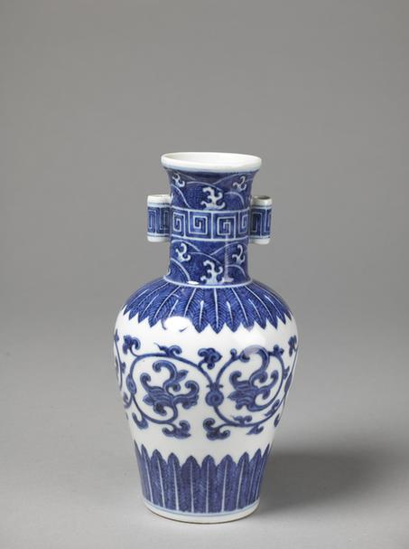 乾隆款青花海石榴纹贯耳瓶