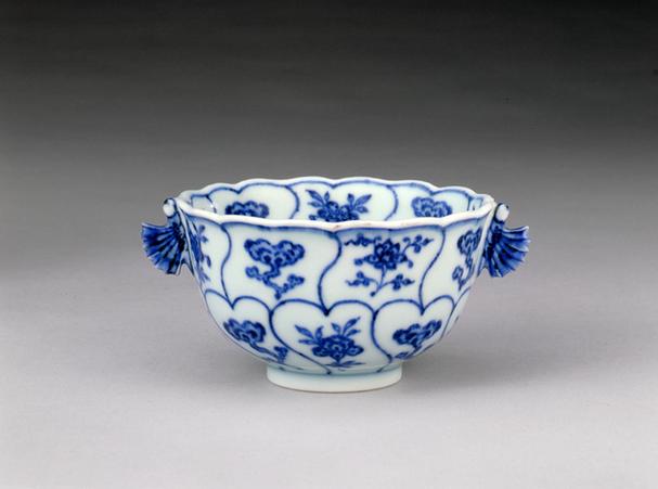 蓝地描金海棠式带奁盆