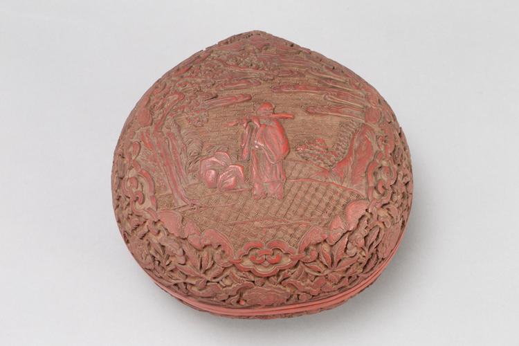 剔红仙人图桃式盒