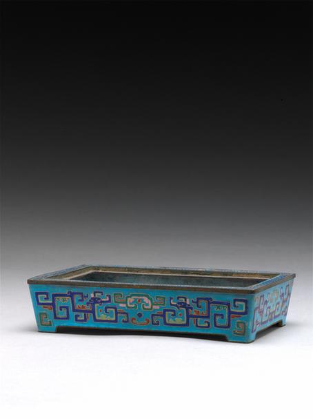 乾隆款画珐琅方夔纹长方花盆