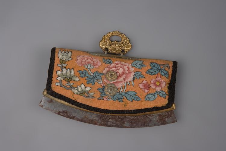 杏黄色缂丝花卉纹荷包式火燫